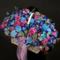 Basket with bushy peony-shaped roses "Blueberry explosion"