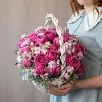 Basket with peony-shaped 