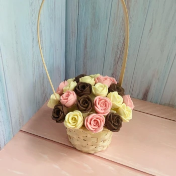 Basket with 27 chocolate 