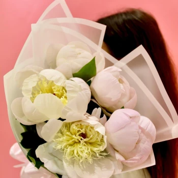 5 white peonies