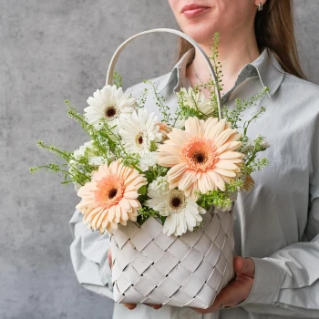 Delicate basket with dais