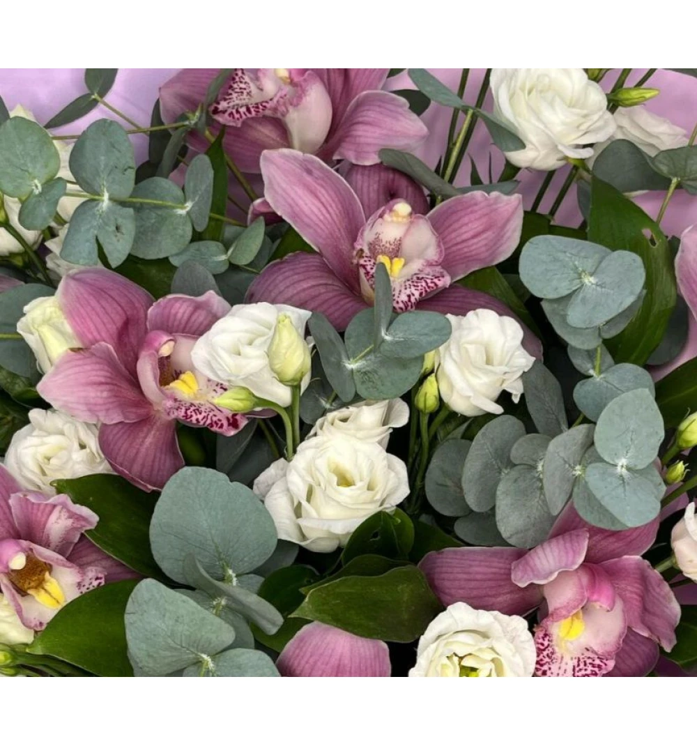 Авторский букет орхидея и эустома