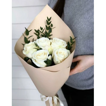 Bouquet of 5 white roses